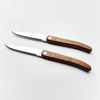 Gezacktes Messer mit Holzgriff