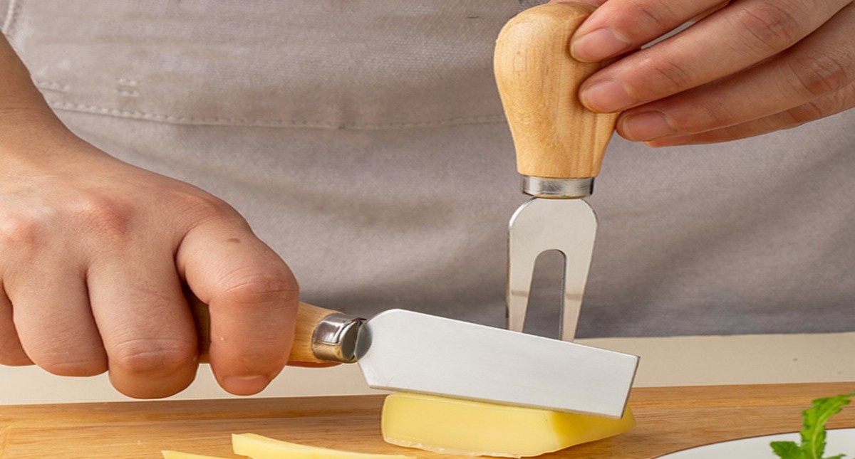 Tips for Choosing The Best Wood Handle Cheese Knife for Gifting
