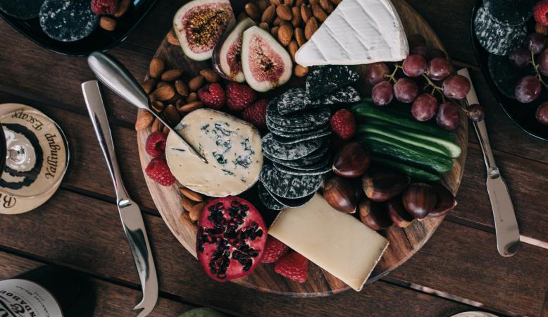 Cheese-Knife-Guide-Different-Types-and-Uses