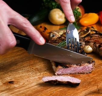  Do Professional Chefs Prefer Serrated Or Straight‑edge Steak Knives?